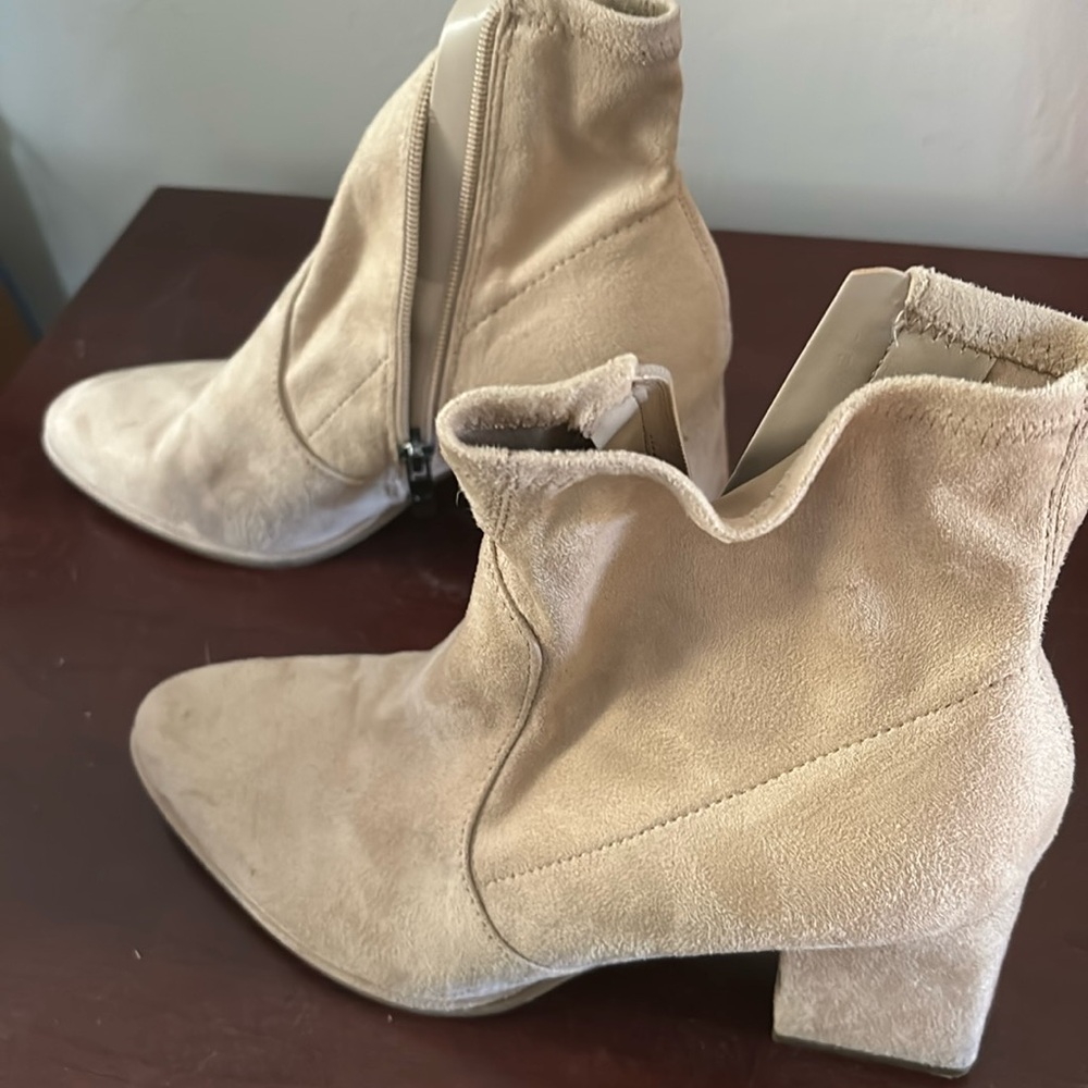 Marc Fisher tan suede anklets 7 1/2